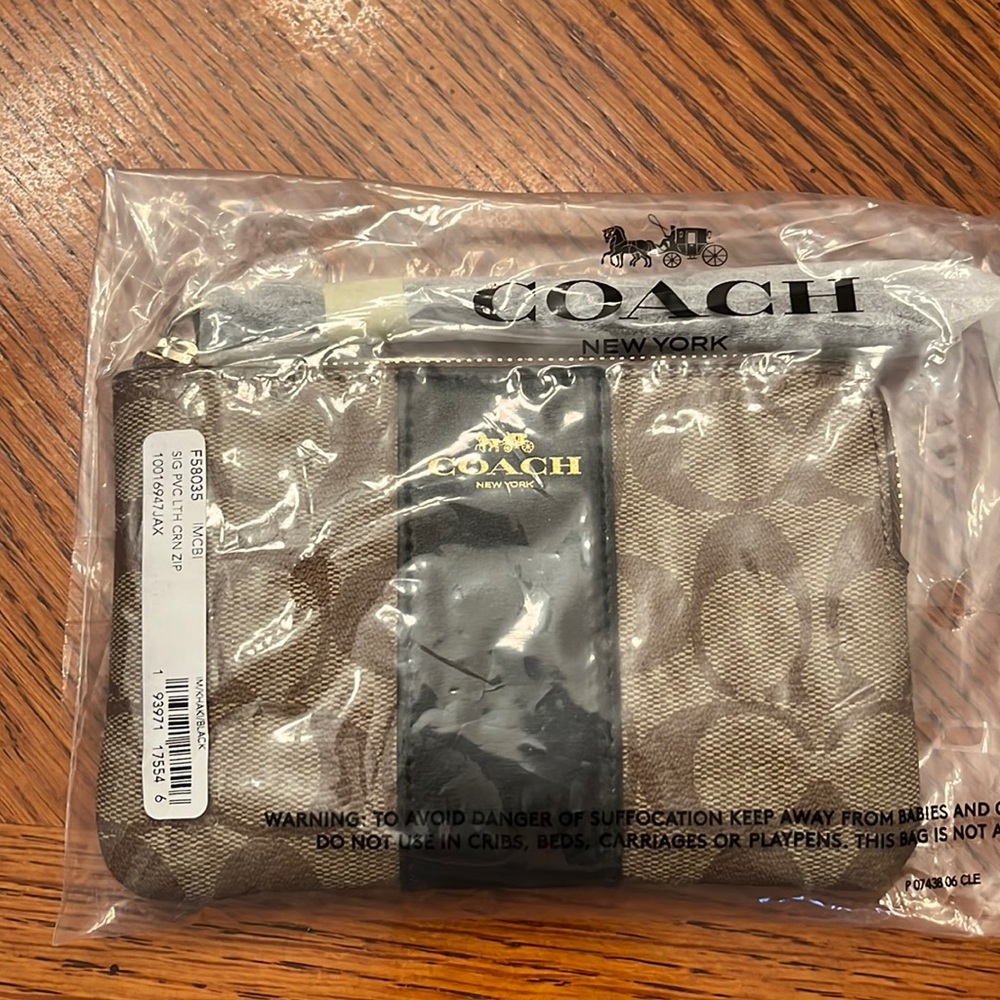 Coach corner zip wristlet in signature canvas - NWT